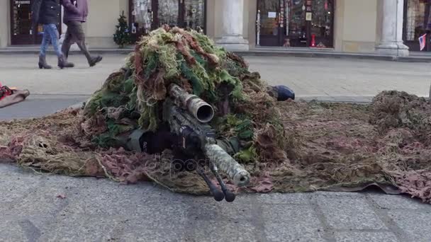 КРАКОВ, ПОЛАНД - 14 января 2017 года на военном шоу снайпер спецназа в маскировочном костюме. 4K видео — стоковое видео