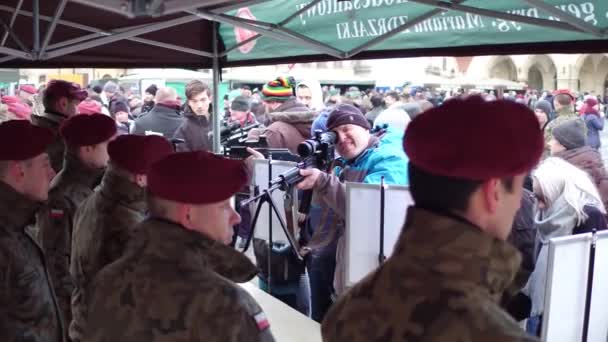 KRAKOW (POLOGNE) - 14 JANVIER 2017 Le personnel de l'Armée de terre fait la démonstration d'armes modernes lors d'un salon militaire. Vidéo 4K — Video