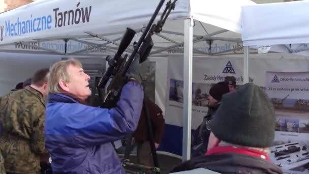 KRAKOW, POLOGNE - 14 JANVIER 2017 Un homme examine un fusil de sniper de l'armée lors d'un spectacle militaire. Vidéo 4K — Video