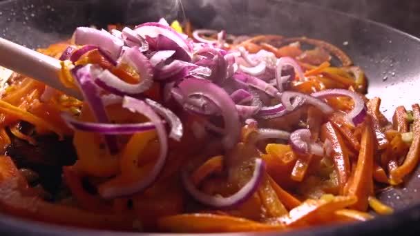 Mezclar las verduras cortadas en una sartén. Cocinar en casa. Disparo de primer plano en cámara lenta — Vídeos de Stock