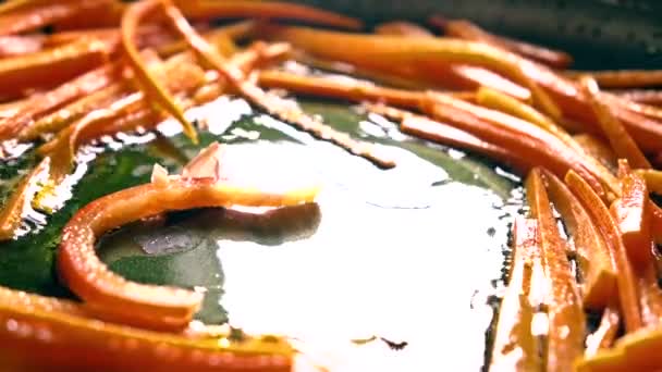 Caindo pedaços de pimenta doce em uma frigideira. Cozinhar em casa. Vídeo de close-up em câmera lenta — Vídeo de Stock