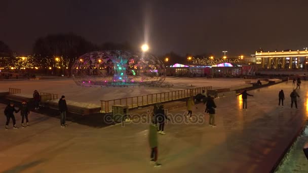 MOSCA, RUSSIA - 2 GENNAIO 2017. Anello di pattinaggio nel famoso parco Gorky illuminato di notte. 4K tiro — Video Stock