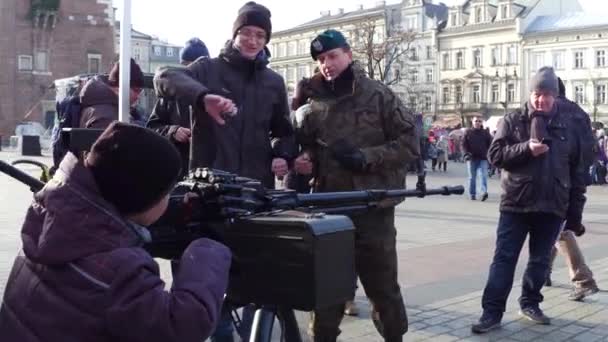 Krakow, Polen - januari, 14, 2017 Boy onderzoekt zware mitrailleur op militaire show. 4 k-clip — Stockvideo