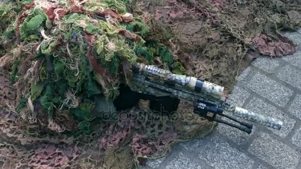 Leger sniper dragen vermomming camouflage pak op militaire show. 4 k-clip — Stockvideo