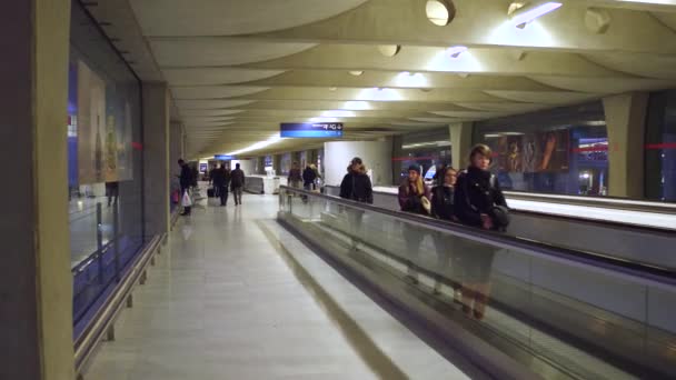 PARIS, FRANÇA - JANEIRO, 1, 2017 Steadicam tiro de Charles de Gaulle passagem do aeroporto com o viajante. Vídeo 4K — Vídeo de Stock