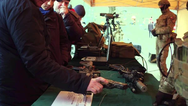 KRAKOW, POLONIA - 14 DE ENERO DE 2017 La gente examina armas y equipo del ejército en el espectáculo militar —  Fotos de Stock