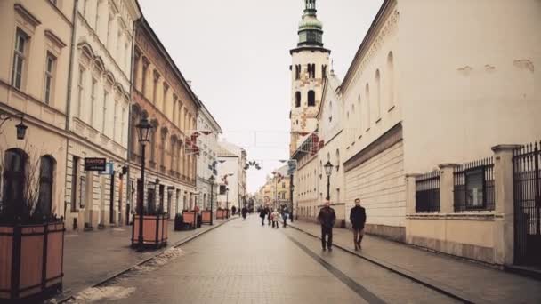 Kraków - 14 stycznia 2017 Steadicam strzał starego miasta ulica w pochmurny dzień, ciepłe kolory. wideo 4k — Wideo stockowe