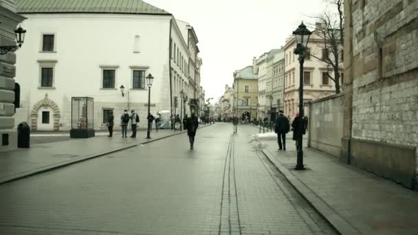 КРАКОВ, ПОЛАНДИЯ - 14 ЯНВАРЯ 2017 года Стедикам снимает старую городскую улицу в облачный зимний день. 4K клип — стоковое видео