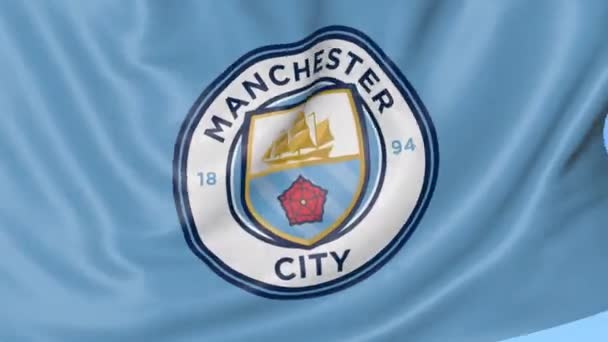 Primer plano de la bandera ondeante con el Manchester City F.C. logotipo del club de fútbol, lazo sin costuras, fondo azul. Animación editorial. 4K — Vídeos de Stock