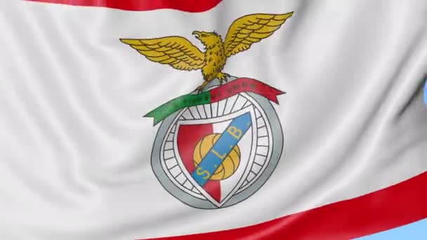 SL Benfica futbol kulübü logosu, sorunsuz döngü, mavi arka plan ile bayrak sallayarak yakın çekim. Editoryal animasyon. 4k — Stok video