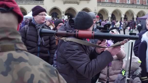Krakow, Polen - januari, 14, 2017 Man onderzoekt Rpg granaatwerper op militaire show. 4 k-clip — Stockvideo
