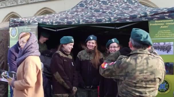 Krakow, Polen - januari, 14, 2017 vrouwelijke Poolse kadetten en hun bevelhebbers. Wosp militaire Toon. 4k video — Stockvideo