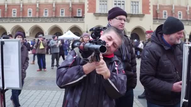 Krakau, Polen - 14. Januar 2017 Mann untersucht Granatwerfer bei Militärschau. 4k-Clip — Stockvideo