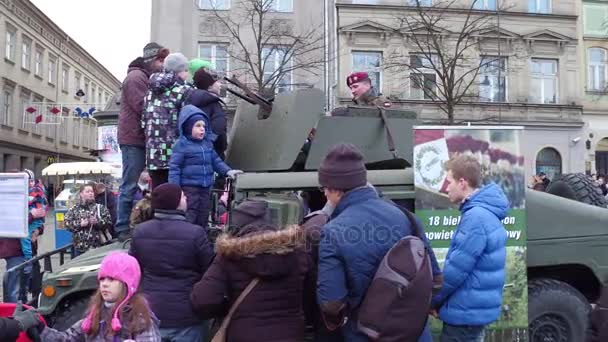 KRAKOW, POLONIA - GENNAIO, 14, 2017 Le persone esaminano il veicolo blindato HMMWV alla fiera militare WOSP. Video 4K — Video Stock