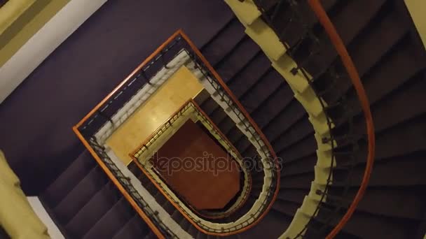 Steadicam prise de vue générale de la vieille cage d'escalier du bâtiment, vue de dessus. Vidéo 4K — Video