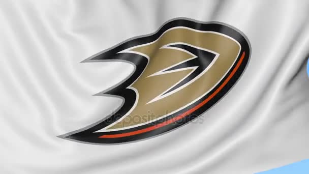 Nahaufnahme einer schwenkenden Fahne mit Anaheim Ducks nhl hockey team logo, nahtlose Schleife, blauer Hintergrund. redaktionelle Animation. 4k — Stockvideo