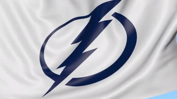 Zbliżenie: macha flagą z Tampa Bay Lightning Nhl hockey team logo, Płynna pętla, niebieskie tło. Redakcji animacji. 4k — Wideo stockowe