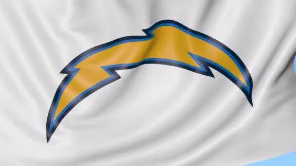 Gros plan du drapeau ondulé avec les chargeurs de Los Angeles Logo de l'équipe américaine de football NFL, boucle transparente, fond bleu. Animation éditoriale. 4K — Video