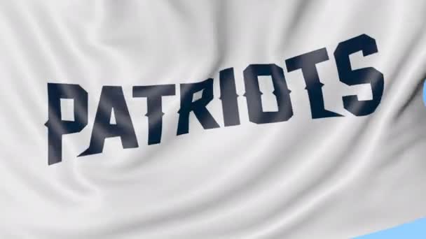 Gros plan du drapeau avec le logo de l'équipe de football américaine New England Patriots NFL, boucle transparente, fond bleu. Animation éditoriale. 4K — Video