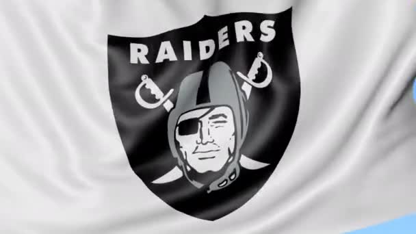 Primer plano de la bandera ondeante con el logotipo del equipo de fútbol americano Oakland Raiders NFL, bucle sin costuras, fondo azul. Animación editorial. 4K — Vídeos de Stock