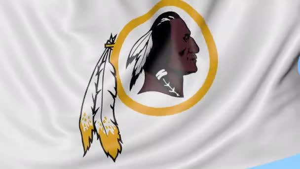 Gros plan du drapeau ondulé avec le logo de l'équipe américaine de football NFL Redskins de Washington, boucle transparente, fond bleu. Animation éditoriale. 4K — Video