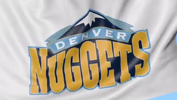 Integetett zászló Denver Nuggets Nba kosárlabda csapat logóját, a varrat nélküli hurok, a kék háttér részlete. Szerkesztői animáció. 4k — Stock videók