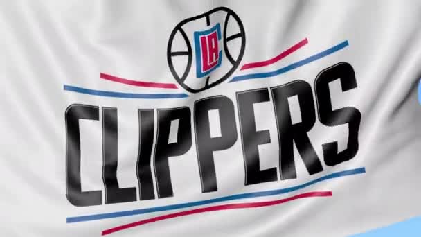 Primer plano de la bandera ondeando con Los Angeles Clippers logotipo del equipo de baloncesto de la NBA, bucle sin costuras, fondo azul. Animación editorial. 4K — Vídeo de stock