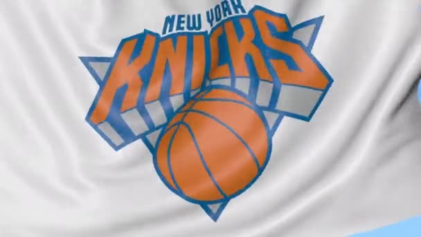 Nahaufnahme der schwenkenden Fahne mit new york knicks nba basketball team logo, nahtlose schleife, blauer hintergrund. redaktionelle Animation. 4k — Stockvideo