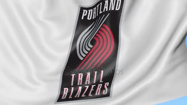 Gros plan du drapeau ondulé avec le logo de l'équipe de basket-ball Portland Trail Blazers NBA, boucle transparente, fond bleu. Animation éditoriale. 4K — Video