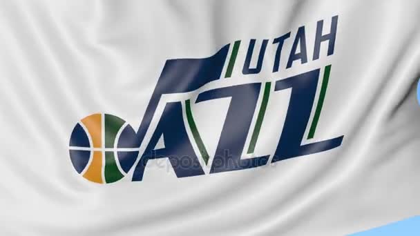 Close-up van de vlag met de Utah Jazz Nba basketbal team logo, naadloze loops, blauwe achtergrond zwaaien. Redactionele animatie. 4k — Stockvideo