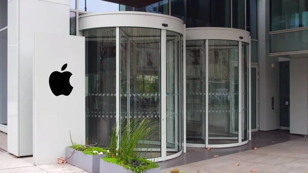 Tablero de señalización con el logotipo de Apple Inc.. Entrada moderna al edificio de oficinas. Representación Editorial 3D — Foto de Stock