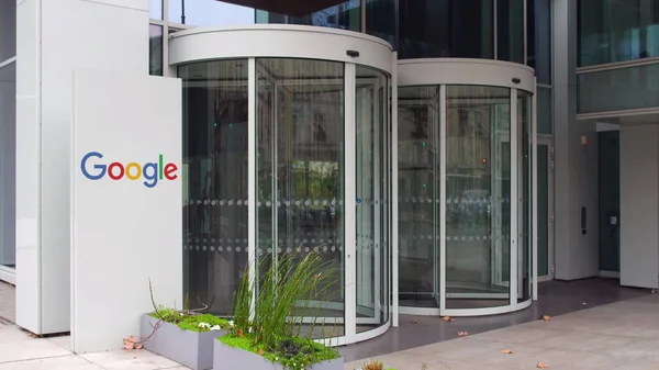 Placa de sinalização de rua com logotipo do Google. Edifício de escritórios moderno. Renderização 3D editorial — Fotografia de Stock