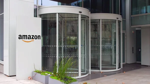 Straat signalisatie bord met Amazon.com logo. Modern kantoorgebouw. Redactioneel 3D-rendering — Stockfoto