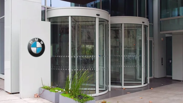 Tablero de señalización de calle con logotipo de BMW. Moderno edificio de oficinas. Representación Editorial 3D — Foto de Stock