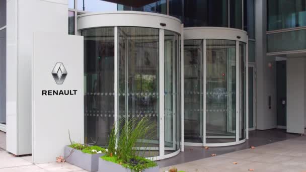 Placa de sinalização de rua com logotipo Groupe Renault. Edifício de escritórios moderno. Editorial 4K 3D renderização — Vídeo de Stock