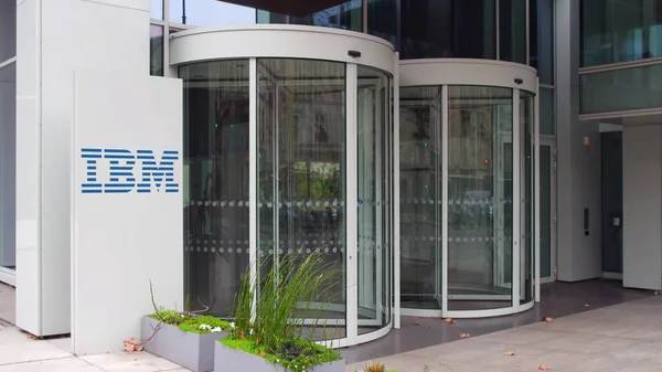 Cartello stradale con logo IBM. Moderno edificio per uffici. Rendering editoriale 3D — Foto Stock