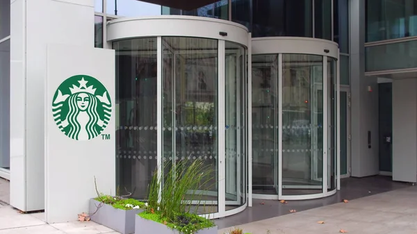 Straat signalisatie bord met Starbucks-logo. Modern kantoorgebouw. Redactioneel 3D-rendering — Stockfoto