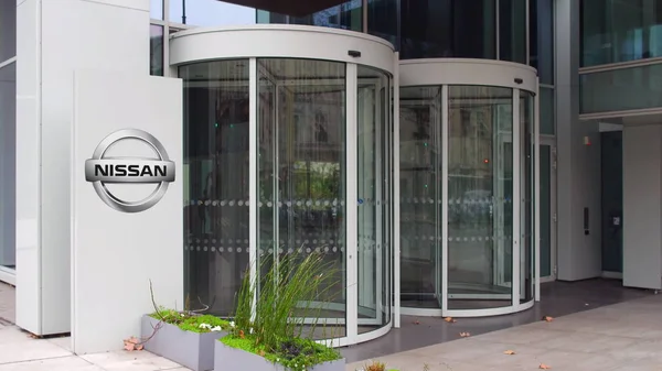 Cartelera con el logotipo de Nissan. Moderno edificio de oficinas. Representación Editorial 3D — Foto de Stock