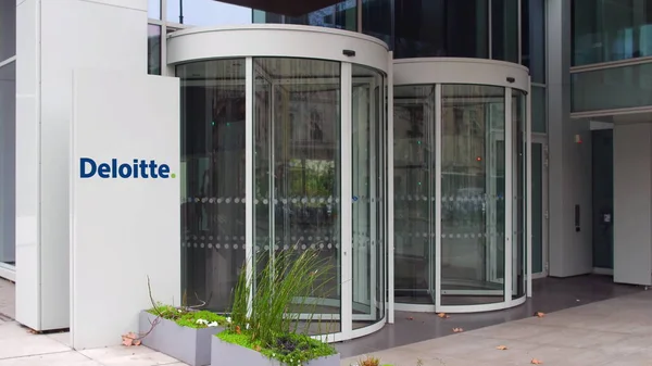 Straat signalisatie bord met Deloitte logo. Modern kantoorgebouw. Redactioneel 3D-rendering — Stockfoto