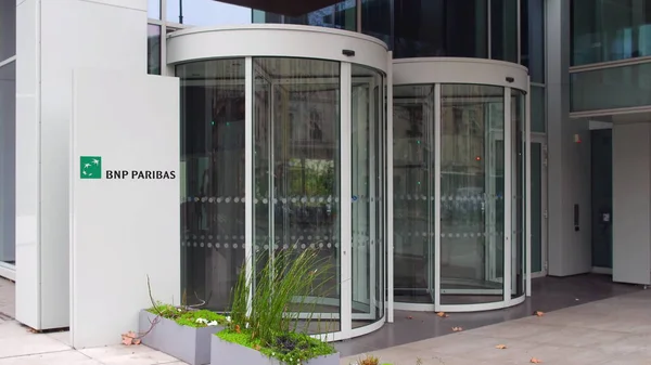Bnp Paribas 로고 거리 간판 보드입니다. 현대 사무실 건물입니다. 사설 3 차원 렌더링 — 스톡 사진