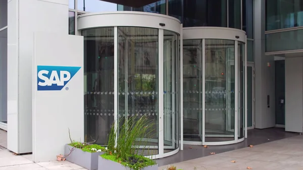 Cartello stradale con logo SAP SE. Moderno edificio per uffici. Rendering editoriale 3D — Foto Stock