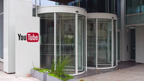 Уличная вывеска с логотипом YouTube. Современное офисное здание. Редакционная 3D рендеринг — стоковое фото