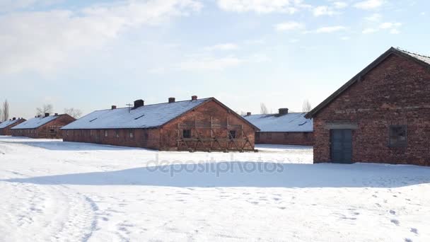 Steadicam tiro de barracas de tijolo velho campo de concentração no inverno. Vídeo 4K — Vídeo de Stock