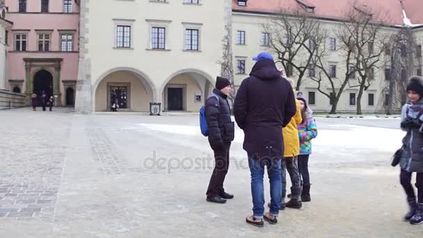 Κρακοβία, Πολωνία - Ιανουαρίου 14, 2017 Steadicam βολή της καθοδηγούμενης οικογενειακή ομάδα περιήγηση στο κάστρο Wawel. Ορόσημο και δημοφιλή τουριστικό προορισμό. βίντεο 4k — Αρχείο Βίντεο