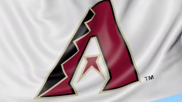 Primer plano de la bandera ondeante con el logotipo del equipo de béisbol de Arizona Diamondbacks MLB, lazo sin costuras, fondo azul. Animación editorial. 4K — Vídeo de stock