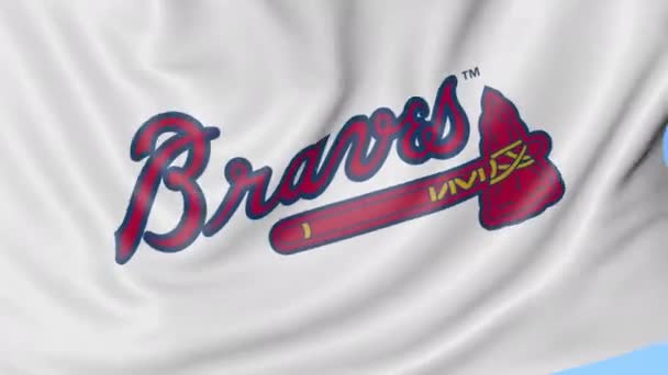 Gros plan du drapeau ondulé avec le logo de l'équipe de baseball Atlanta Braves MLB, boucle transparente, fond bleu. Animation éditoriale. 4K — Video