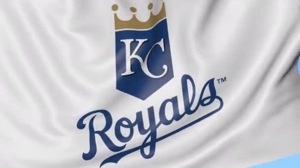 Primer plano de la bandera ondeando con el logotipo del equipo de béisbol Kansas City Royals MLB, lazo sin costuras, fondo azul. Animación editorial. 4K — Vídeo de stock