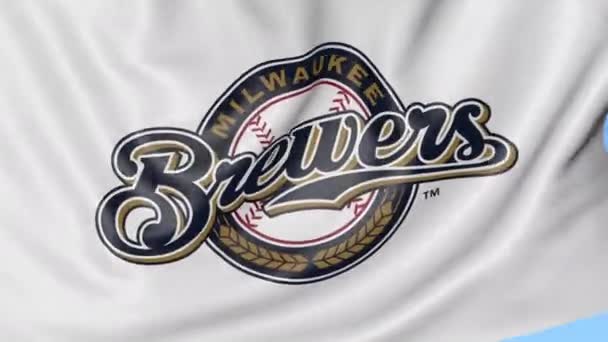 Close-up da bandeira acenando com Milwaukee Brewers MLB logotipo da equipe de beisebol, loop sem costura, fundo azul. Animação editorial. 4K — Vídeo de Stock