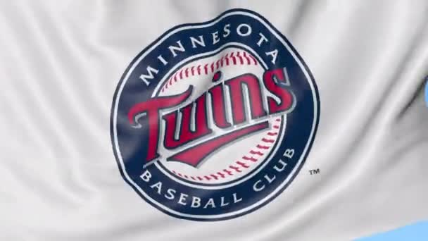 Primer plano de la bandera ondeante con el logotipo del equipo de béisbol Minnesota Twins MLB, lazo sin costuras, fondo azul. Animación editorial. 4K — Vídeo de stock
