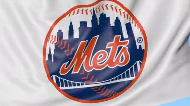 Pendekatan bendera melambaikan dengan New York Mets MLB logo tim bisbol, loop mulus, latar belakang biru. Animasi editorial. 4K — Stok Video